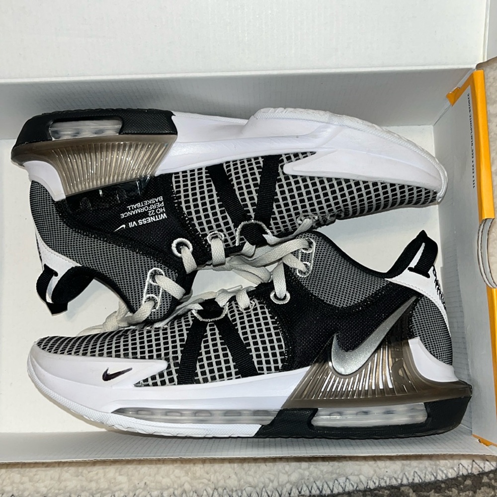 lebron witness 7 white/black size men’s 8.5